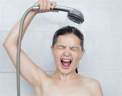 Why You Should Know The Differences Between Hot And Cold Showers Ducha Fria Banho De Chuveiro