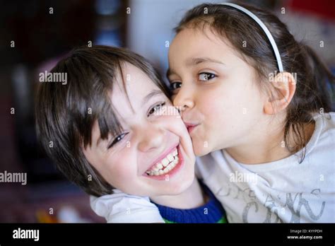 Hermano Besando A Su Hermana En La Mejilla Fotografías E Imágenes De