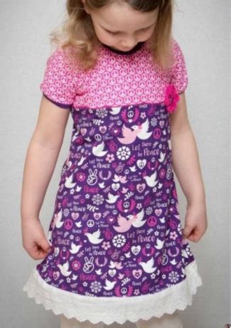 Ein jerseykleid bereichert ihre garderobe, weil sie dieses bekleidungsstück mit vielen verschiedenen jacken, schuhen und anderen accessoires kombinieren können. Jerseykleid nähen für Kinder - Schnittmuster und ...