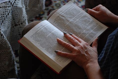 Fotoğraf Yazı El Kitap Okumak Ahşap Okuma Malzeme Eğitim