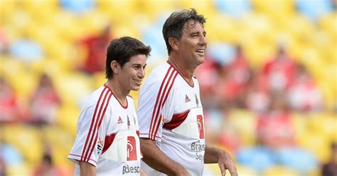 Il s'est par la suite reconverti en entraîneur de clubs de football. Renato Gaúcho não resiste à queda no Carioca e é demitido ...