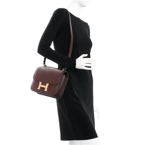 Hermès endeavours to create objects that withstand the test of time and to forge lasting connections with the surrounding world. HERMES Epsom Constance 24 Bordeaux 233029