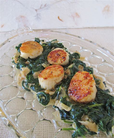 White wine, garlic powder, grated parmesan, black pepper, fresh parsley and 4 more. Low Carb Seared Scallops with Creamed Spinach | Recipe ...