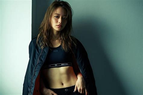 山本舞香、引き締まった腹筋を披露！「理想すぎる体型」「その腹筋分けて！」 Girlswalker