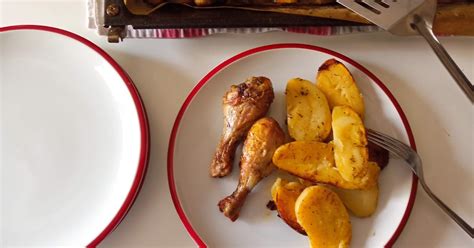 El Delantal Rojo Muslos De Pollo Con Patatas Al Horno