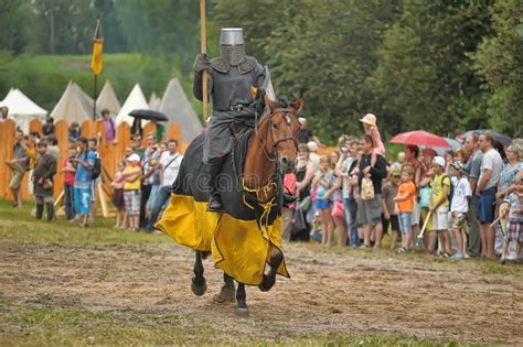 Ritter Mit Lanze Zu Pferd Redaktionelles Stockbild Bild Von Kampf
