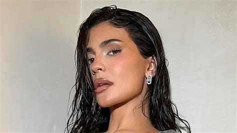 Kylie Jenner Flashes Sexy Pouts In Glam Selfie Video After Debuting