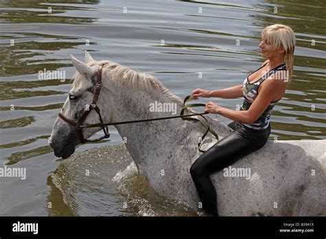 Mädchen Reiten Auf Rückseite Ein Pferd In Den Baikalsee In Russland