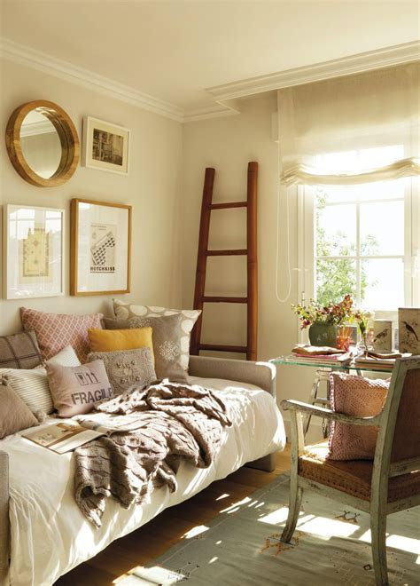 Great ideas to make your guests feel at home! 10 Tips For A Great Small Guest Room - Decoholic