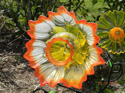 Pin By Sheila Frank On Garden Totems And Glass Flowers Glass Garden Art Art Glass Flowers