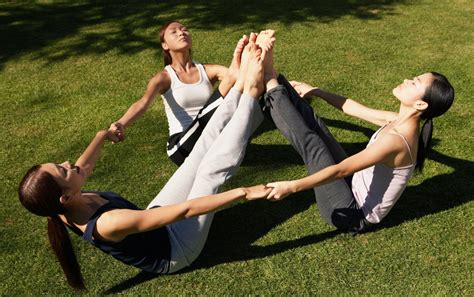 4 động Tác Yoga Cho 4 Người Tăng Cường Sức Khỏe Và Gắn Kết Tình Cảm