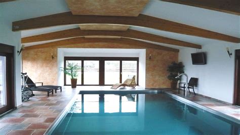 Mit knapp 10 metern länge ist der power steel™ framepool die alternative für alle, die keine lust auf gedränge im öffentlichen schwimmbad haben. www.schwimmbad-schmierer.de sichtbare Leimbinder Spa ...