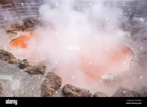 Kamado Jigoku Cocina Del Infierno Estanque En Otoño Que Es Una De Las Famosas Aguas Termales