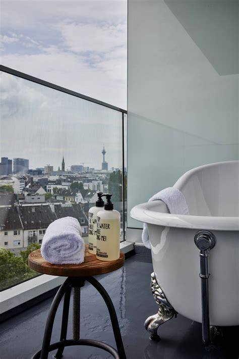 Fotos Hotel hours in Düsseldorf Badewanne auf dem Balkon
