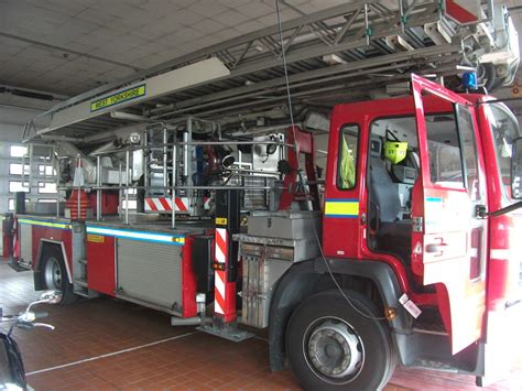 The reason for garena free fire's increasing popularity is it's compatibility with low end devices just as. YJ54WAA West Yorkshire Fire & Rescue Service Volvo FL6E AL ...