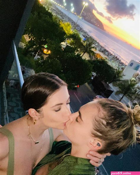 Elizabeth Banks And Alicia Witt Lesbian Kiss Photos Porn
