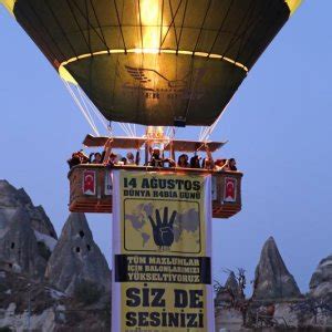 Kapadokya da balonlar Rabia pankartlarıyla uçtu Yaşam haberleri