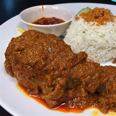 Ambil kulit ayam dan lemaknya yang sebelumnya dipersiapkan, letakan di atas penggorengan kemudian panaskan dengan api kecil. Download Gambar Nasi Ayam Rendang - Gambar Makanan