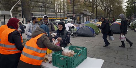 Laide Aux Migrants Dans Le Viseur à Paris