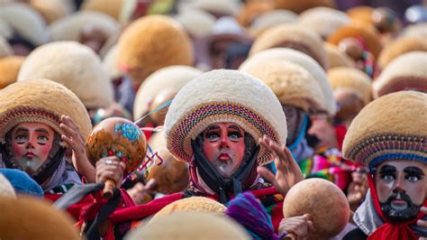 La Danza del Parachicos en honor al Señor de Esquilpas en Chiapas