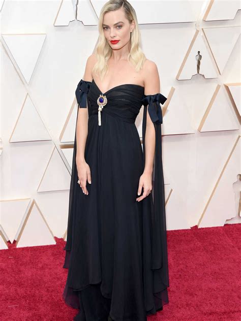 Oscars 2020 Margot Robbie Knows A Good Outfit Formula
