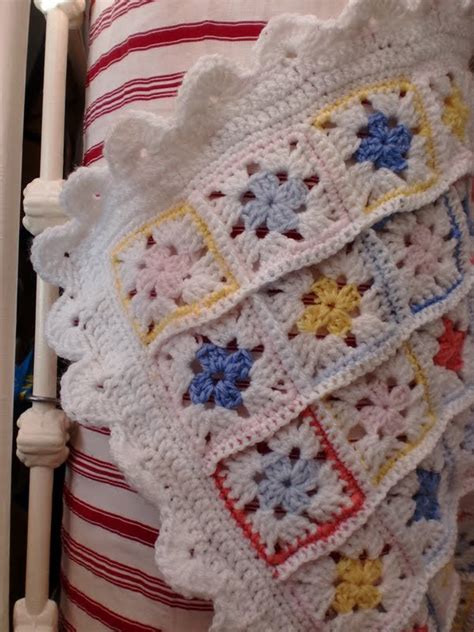 The squares are made of chain (ch), double crochet (dc) and slip stitch (slst). Meine Granny-Square-Decke habe ich euch lange genug ...