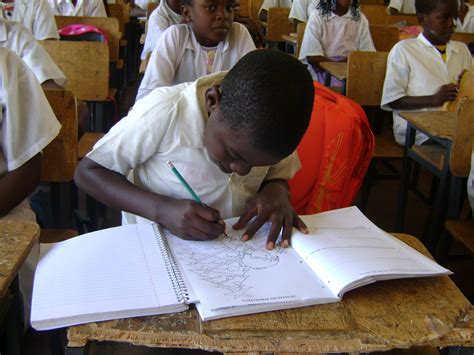 Um Tempo Em Angola E Por Outras Partes Do Mundo Visita A Uma Escola Em Luanda