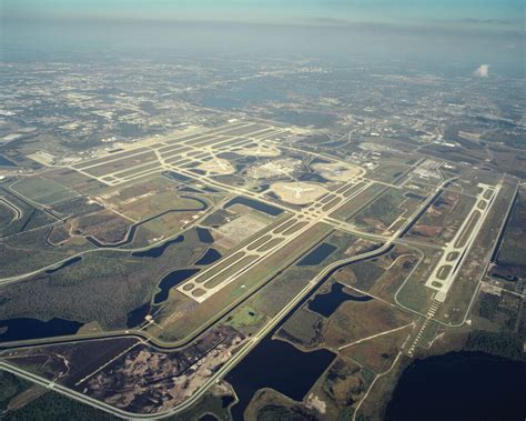 Orlando International Airport Mco Breaks Out The Holiday Decorations