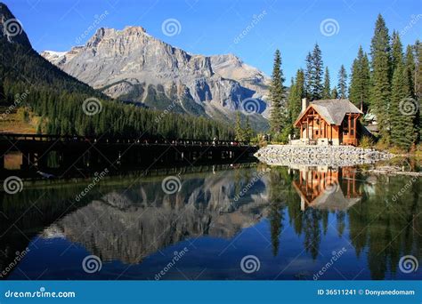 Casa De Madera En Emerald Lake Yoho National Park Canadá Imagen De