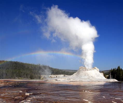 Difference Between Geysers And Volcanoes Difference Between