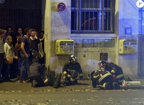 Attentat Bataclan Combien De Mort - Les blessés sont évacués par les pompiers - Attentats à Paris: la