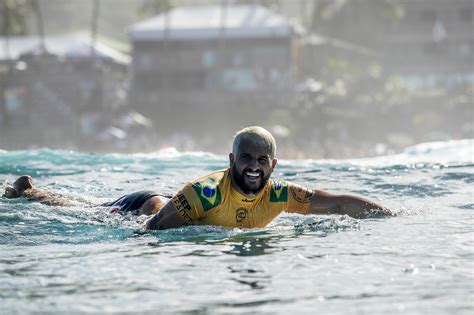 The reigning world surf league champion defeated japan's kanoa igarashi to take the title, with australia's owen wright collecting the bronze medal. Italo Ferreira es el nuevo campeón del mundo - DUKE