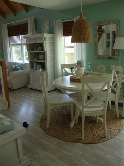 За окном красок достаточно, а добавить их в дом поможем мы! 19 Ideas for Relaxing Beach Home Decor | HGTV