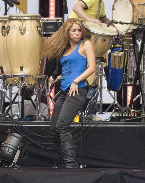 Pop Singer Shakira Dancing Steps Moves Photos