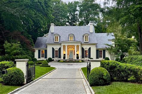 Historic Brookhaven Mansion With Classic Southern Charm