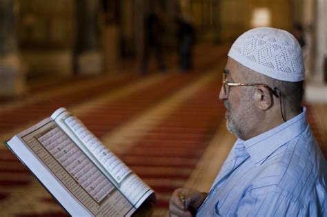 Sebagian orang merasa tidak punya waktu untuk membaca al quran padahal di dalamnya terdapat pahala yang besar. Keutamaan Membaca Al-Qur'an dengan Mushaf