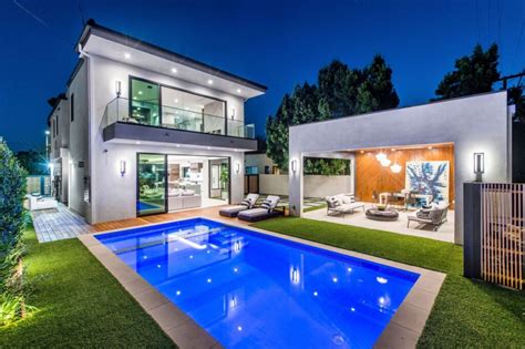 A Beverly Grove Modern House In Los Angeles For Sale At 3499000