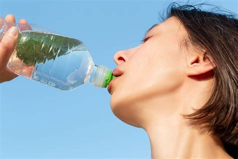 Thirsty Fitness Girl Drink Water From Bottle Creative Commons Bilder