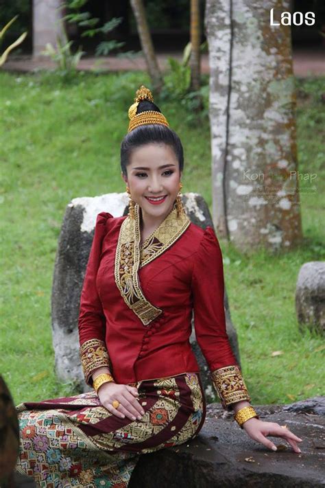 Laos 🇱🇦 ລາວ Lao Traditional Dress Traditional Outfits Traditional Dresses Batik Fashion