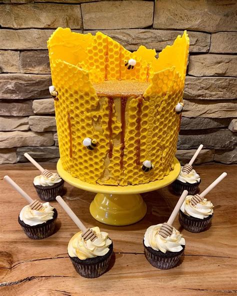 🐝check Out This Honeycomb Cake Its The Bees Knees The Guests Wouldn