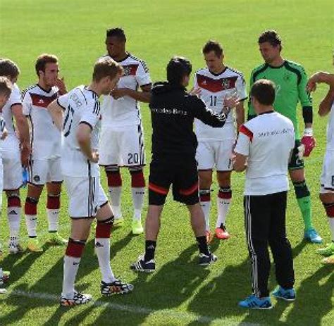 Jogi löw stand bei einer pressekonferenz rede und. sp-Fußball-WM-2014-WC-2014-DFB-Kamerun-Aufstellungen: Löw ...
