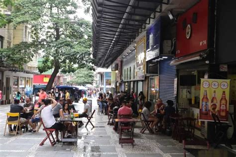 Centro de SP tem bares lotados à tarde Prefeitura interdita três