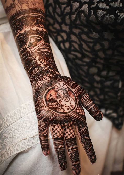 Chic And Trendy Mehndi Designs For All Millennial Brides Out There