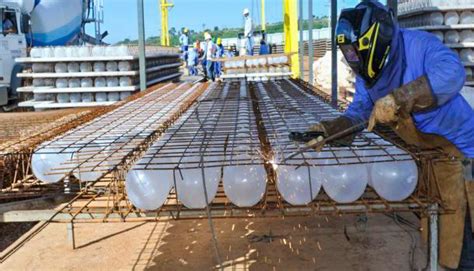 In technology terms, it creates a voided biaxial slab. BubbleDeck: Esferas de plástico substituem concreto em ...