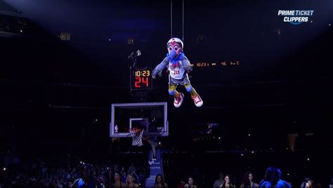Book chuck for your next event, view photos or learn more about clipper nation's mascot! Golliver Los Angeles Clippers introduce new mascot, Chuck the Condor : LAClippers