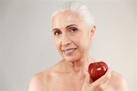Ritratto Di Bellezza Di Una Donna Anziana Mezza Nuda Sorridente Foto Gratis