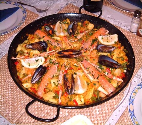 Contiene los elementos principales de la comida española tradicional, que fue considerada como el punto de partida para la nueva cocina española, influida por el mismo movimiento en francia; La Paella