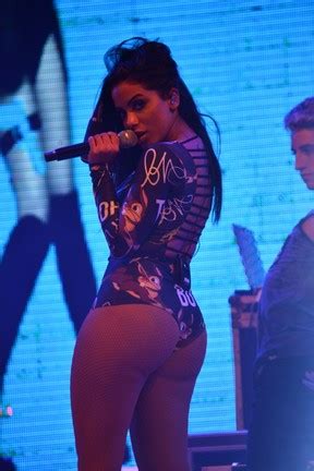 EGO Anitta Investe Em Body Fio Dental E Exibe Curvas Em Show