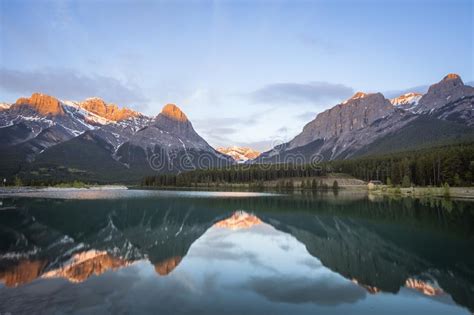 Sunset In Banff National Park Stock Image Image Of Mountains