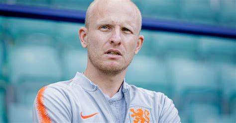 Tijd spenderen met haar gezin waarschijnlijk. Veurink verlengt tot 2023 als assistent-bondscoach op ...